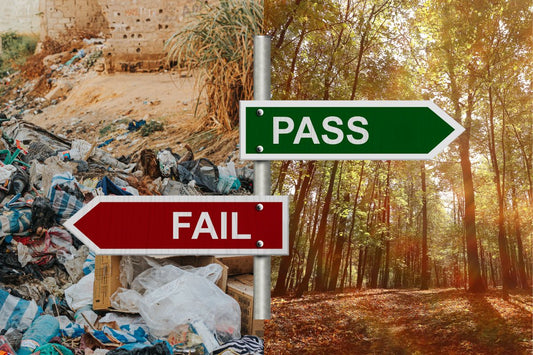 Contraste entre un paisaje natural limpio y residuos, representando la diferencia entre la verdadera sostenibilidad y las prácticas engañosas de greenwashing